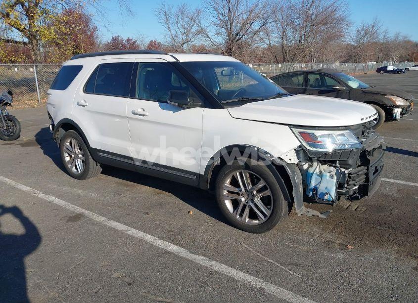 2017 Ford Explorer XLT (VIN 1FM5K8D81HGB75774) main photo