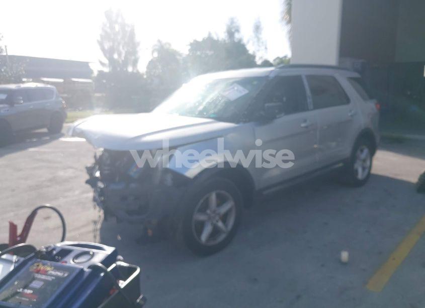 Photo 2 of 2017 Ford Explorer XLT (VIN 1FM5K8D81HGC13875)