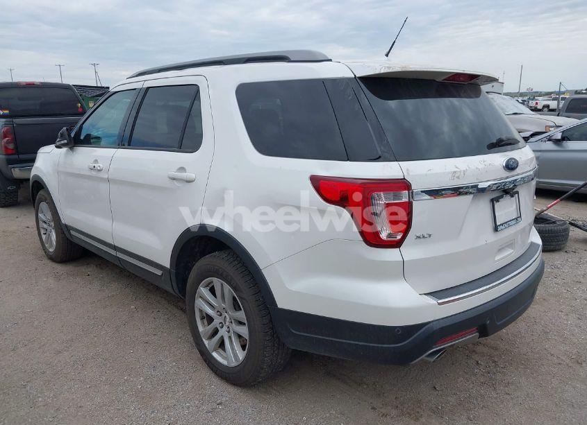 Photo 3 of 2018 Ford Explorer XLT (VIN 1FM5K8D81JGA00382)