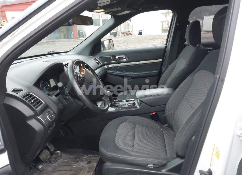 Photo 5 of 2018 Ford Explorer XLT (VIN 1FM5K8D81JGA28571)