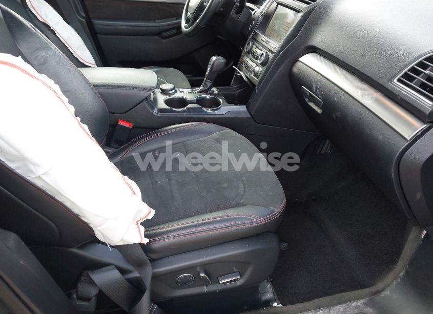 Photo 5 of 2018 Ford Explorer XLT (VIN 1FM5K8D81JGA66012)