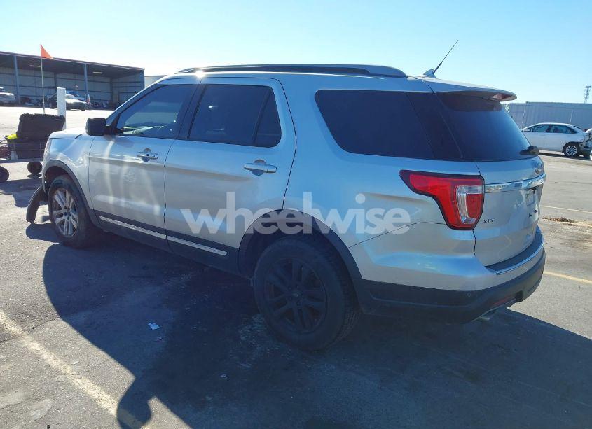 Photo 3 of 2018 Ford Explorer XLT (VIN 1FM5K8D81JGC15678)