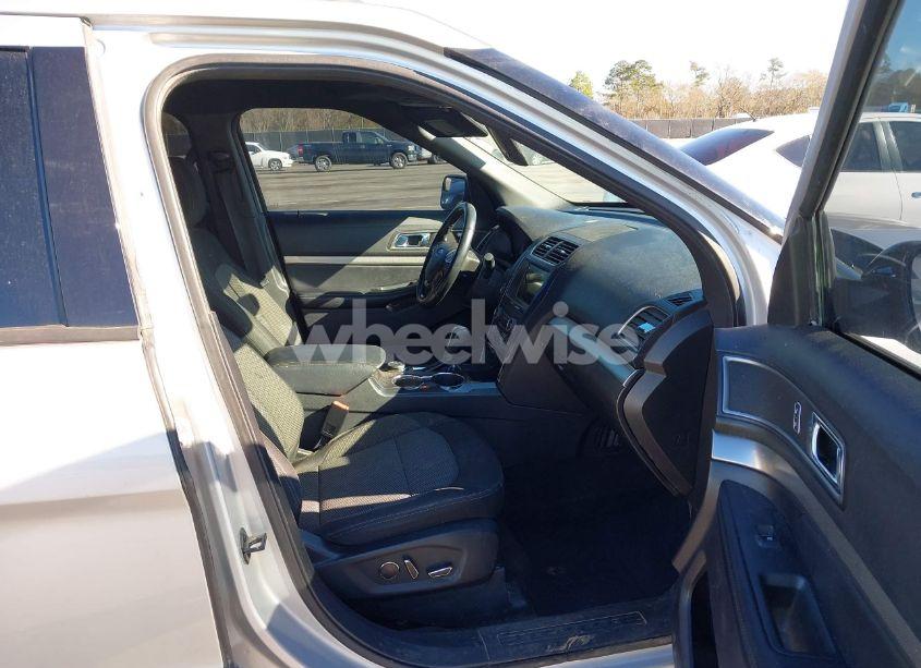 Photo 5 of 2018 Ford Explorer XLT (VIN 1FM5K8D81JGC15678)