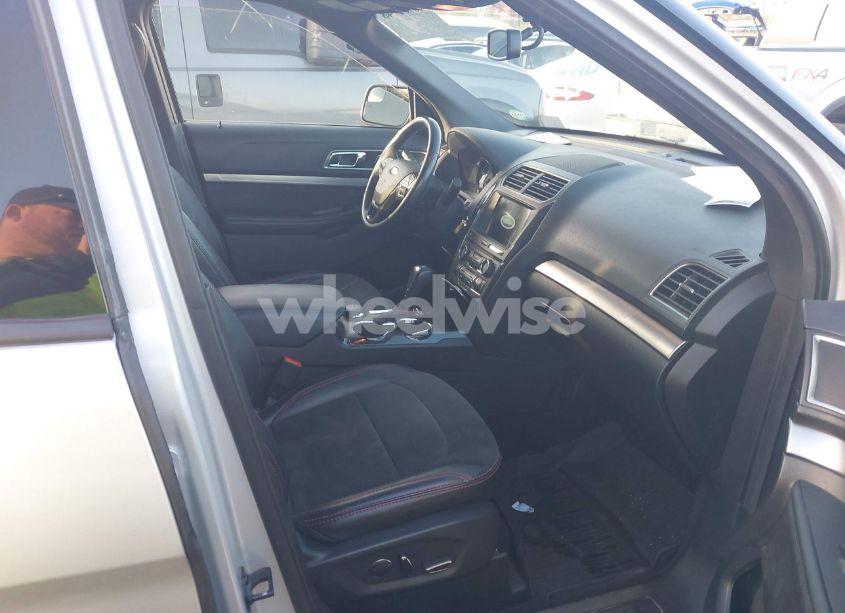 Photo 5 of 2018 Ford Explorer XLT (VIN 1FM5K8D81JGC83382)