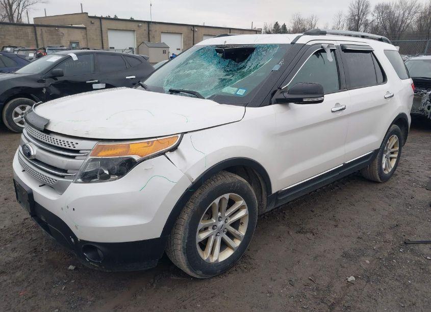Photo 2 of 2015 Ford Explorer XLT (VIN 1FM5K8D82FGA92304)