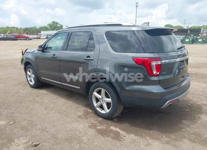 Photo 3 of 2016 Ford Explorer XLT (VIN 1FM5K8D82GGB40627)