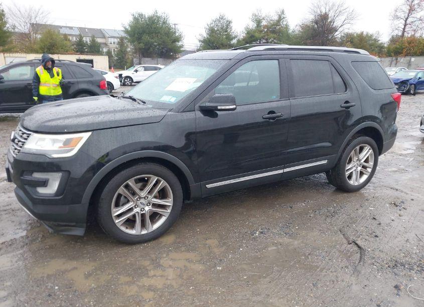 Photo 2 of 2017 Ford Explorer XLT (VIN 1FM5K8D82HGB26373)