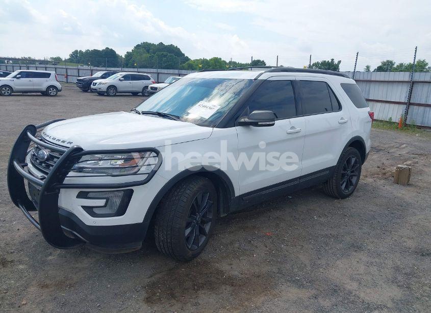 Photo 2 of 2017 Ford Explorer XLT (VIN 1FM5K8D82HGB60829)