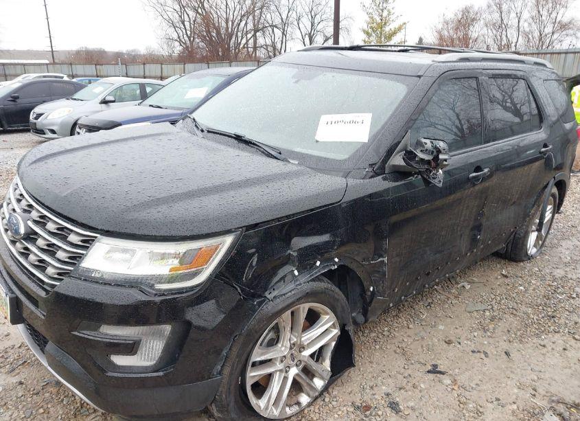 Photo 2 of 2017 Ford Explorer XLT (VIN 1FM5K8D82HGD83064)