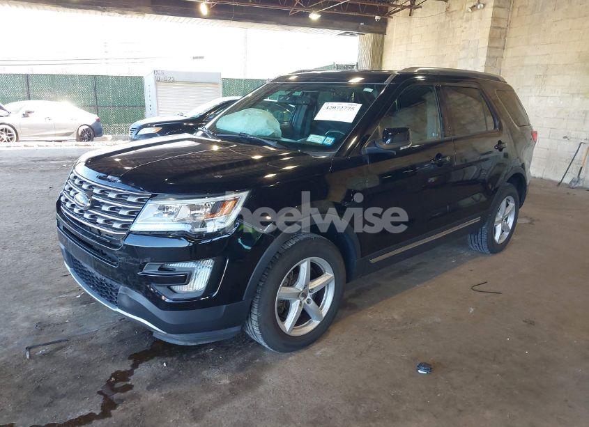 Photo 2 of 2017 Ford Explorer XLT (VIN 1FM5K8D82HGE17391)