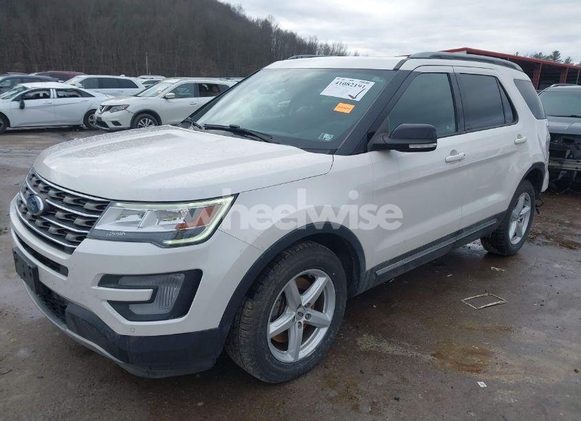 Photo 2 of 2017 Ford Explorer XLT (VIN 1FM5K8D82HGE31579)