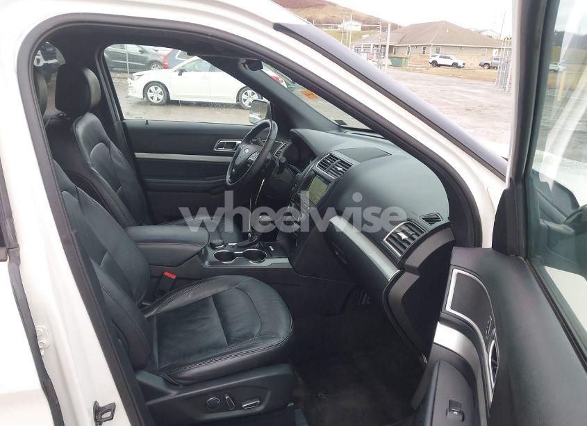 Photo 5 of 2017 Ford Explorer XLT (VIN 1FM5K8D82HGE31579)