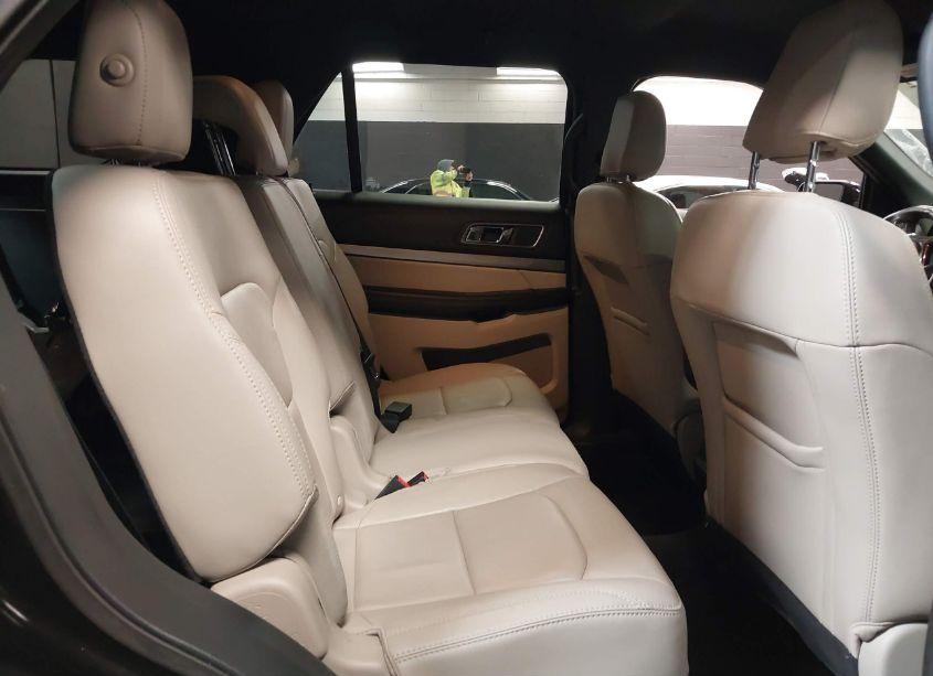 Photo 8 of 2018 Ford Explorer XLT (VIN 1FM5K8D82JGB02127)