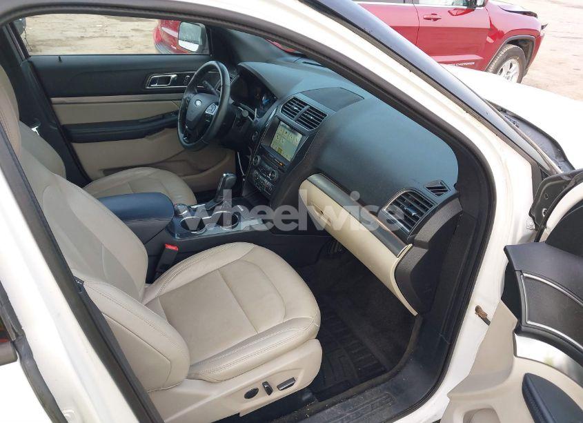 Photo 5 of 2018 Ford Explorer XLT (VIN 1FM5K8D82JGB40991)