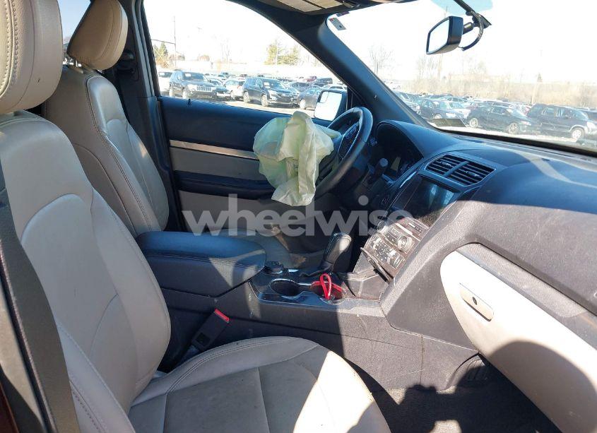 Photo 5 of 2018 Ford Explorer XLT (VIN 1FM5K8D82JGC21814)