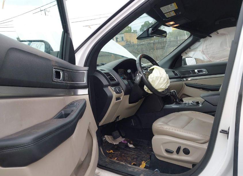 Photo 5 of 2019 Ford Explorer XLT (VIN 1FM5K8D82KGA06824)