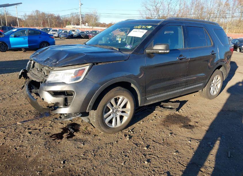 Photo 2 of 2019 Ford Explorer XLT (VIN 1FM5K8D82KGB03537)