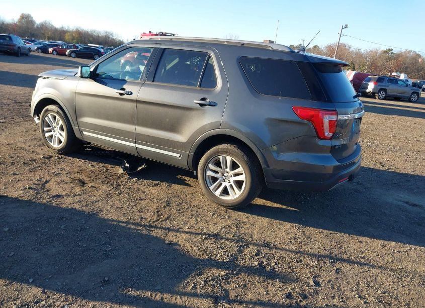 Photo 3 of 2019 Ford Explorer XLT (VIN 1FM5K8D82KGB03537)