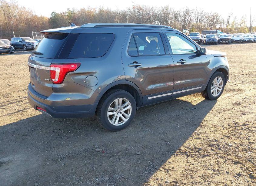Photo 4 of 2019 Ford Explorer XLT (VIN 1FM5K8D82KGB03537)