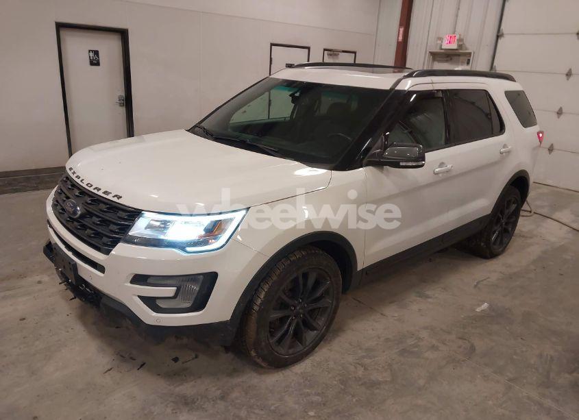 Photo 2 of 2017 Ford Explorer XLT (VIN 1FM5K8D83HGA30672)
