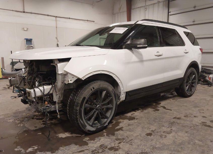 Photo 2 of 2017 Ford Explorer XLT (VIN 1FM5K8D83HGD10950)