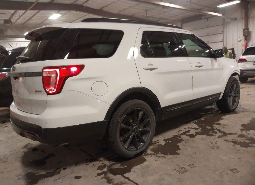 Photo 4 of 2017 Ford Explorer XLT (VIN 1FM5K8D83HGD10950)