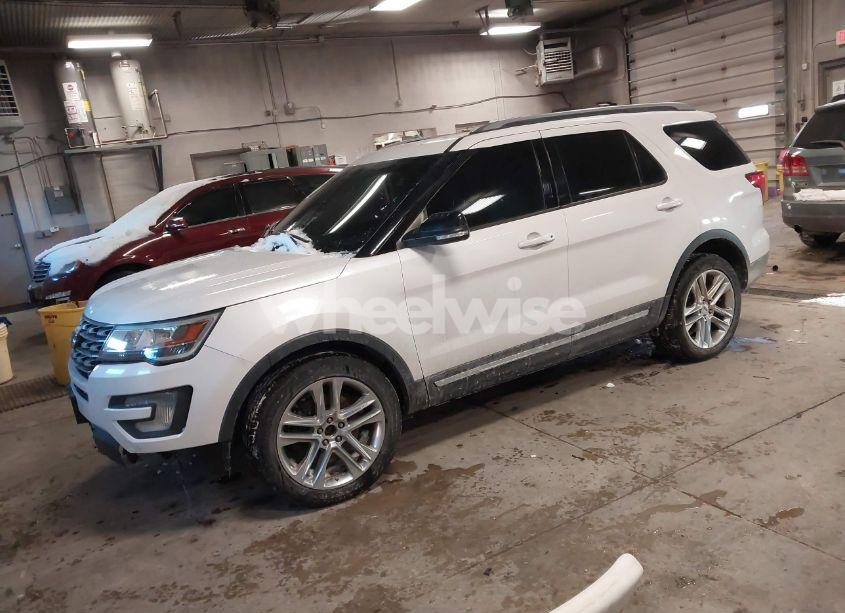 Photo 2 of 2017 Ford Explorer XLT (VIN 1FM5K8D83HGD37260)