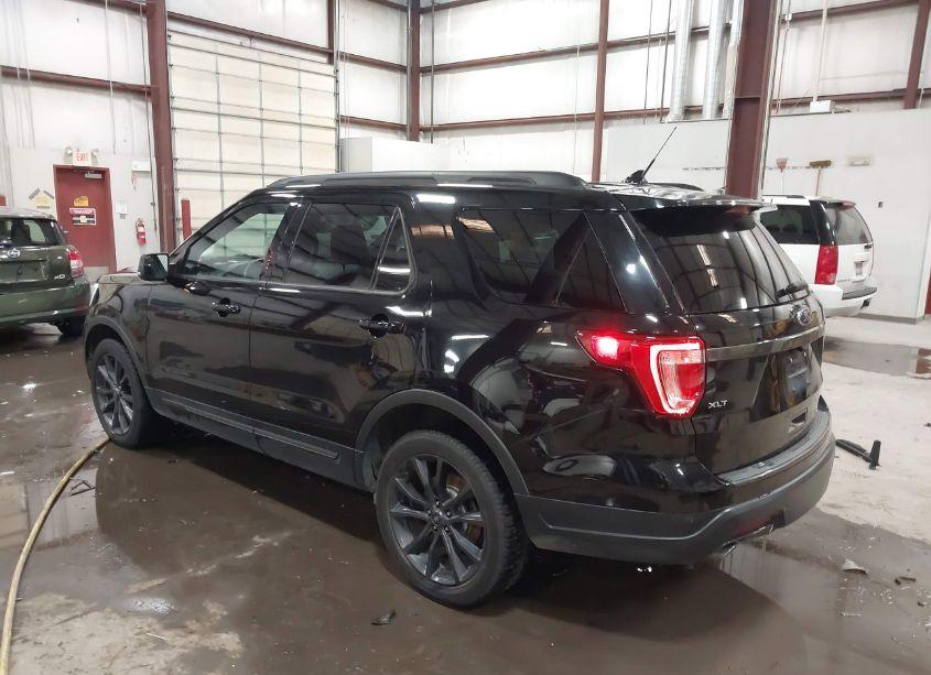 Photo 3 of 2018 Ford Explorer XLT (VIN 1FM5K8D83JGB10429)