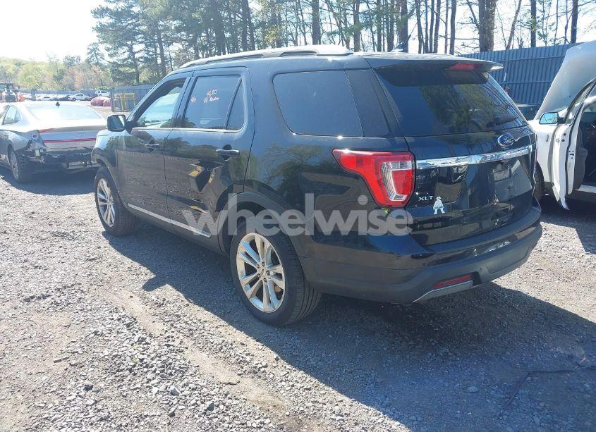 Photo 3 of 2019 Ford Explorer XLT (VIN 1FM5K8D83KGA01986)