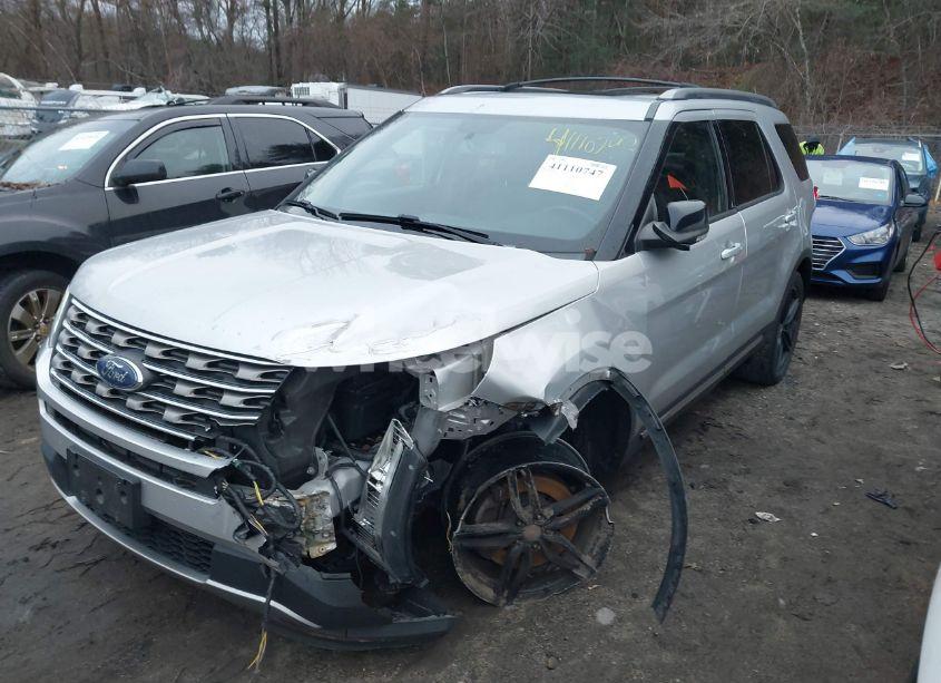 Photo 2 of 2016 Ford Explorer XLT (VIN 1FM5K8D84GGB57137)