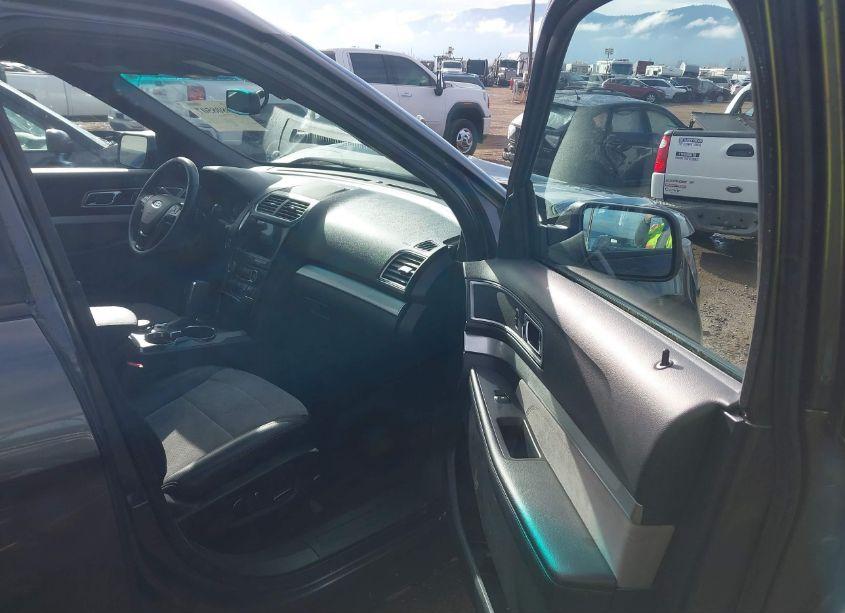 Photo 5 of 2017 Ford Explorer XLT (VIN 1FM5K8D84HGC22442)