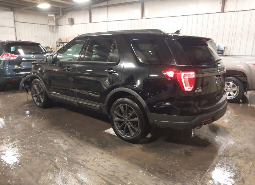 Photo 3 of 2018 Ford Explorer XLT (VIN 1FM5K8D84JGB09189)