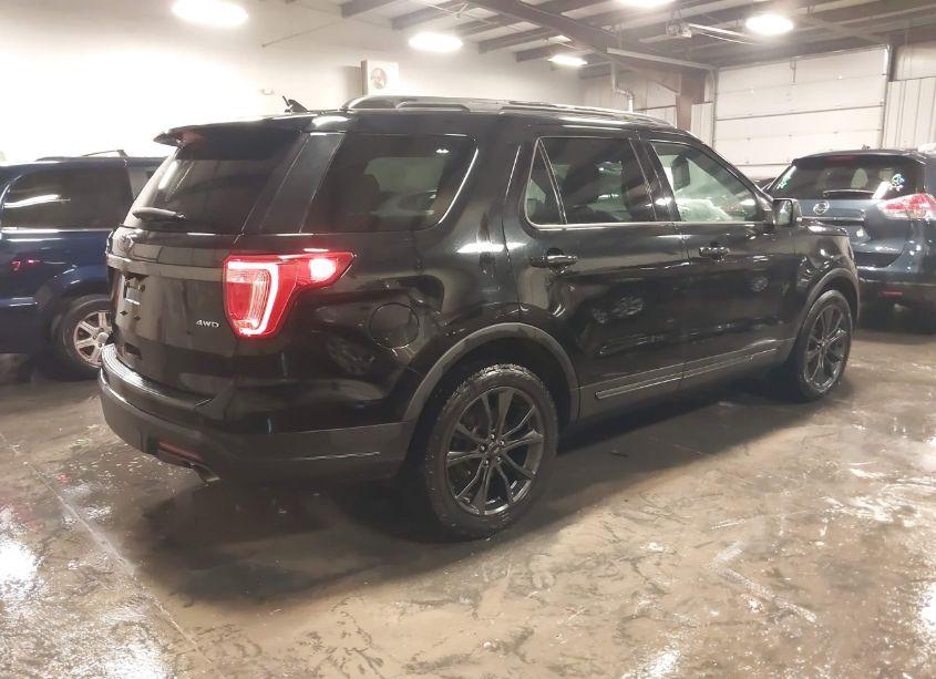Photo 4 of 2018 Ford Explorer XLT (VIN 1FM5K8D84JGB09189)