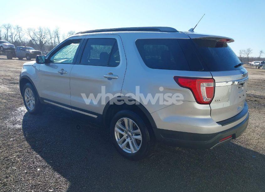 Photo 3 of 2019 Ford Explorer XLT (VIN 1FM5K8D84KGB25877)