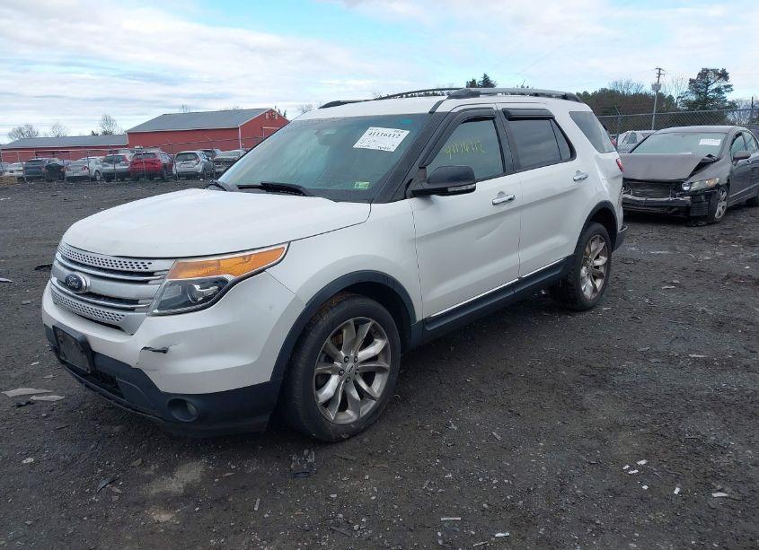 Photo 2 of 2015 Ford Explorer XLT (VIN 1FM5K8D85FGA07228)