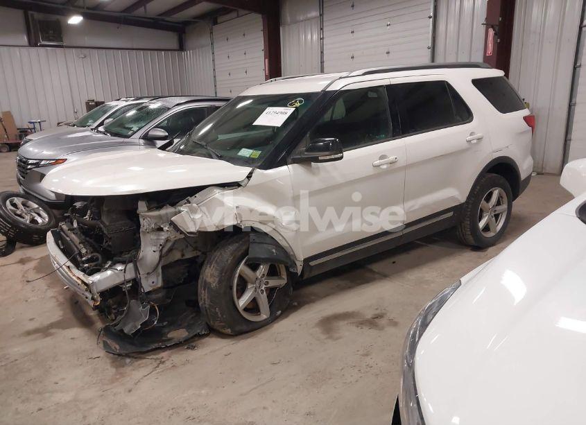 Photo 2 of 2016 Ford Explorer XLT (VIN 1FM5K8D85GGA94520)