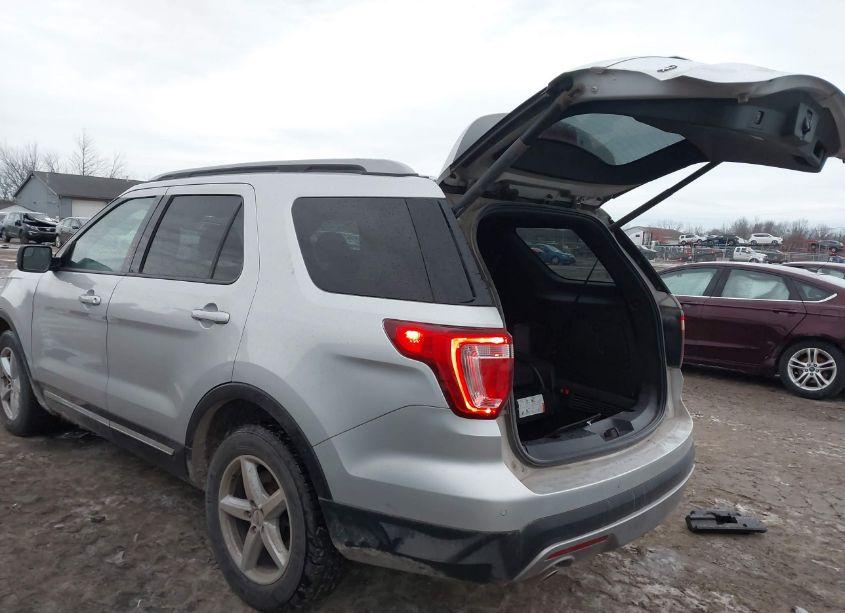 Photo 3 of 2017 Ford Explorer XLT (VIN 1FM5K8D85HGC04676)