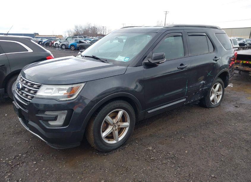 Photo 2 of 2017 Ford Explorer XLT (VIN 1FM5K8D85HGD97198)