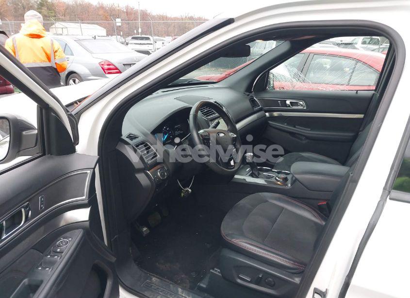 Photo 5 of 2019 Ford Explorer XLT (VIN 1FM5K8D85KGA58626)