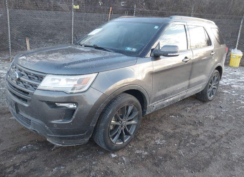 Photo 2 of 2018 Ford Explorer XLT (VIN 1FM5K8D86JGB37950)