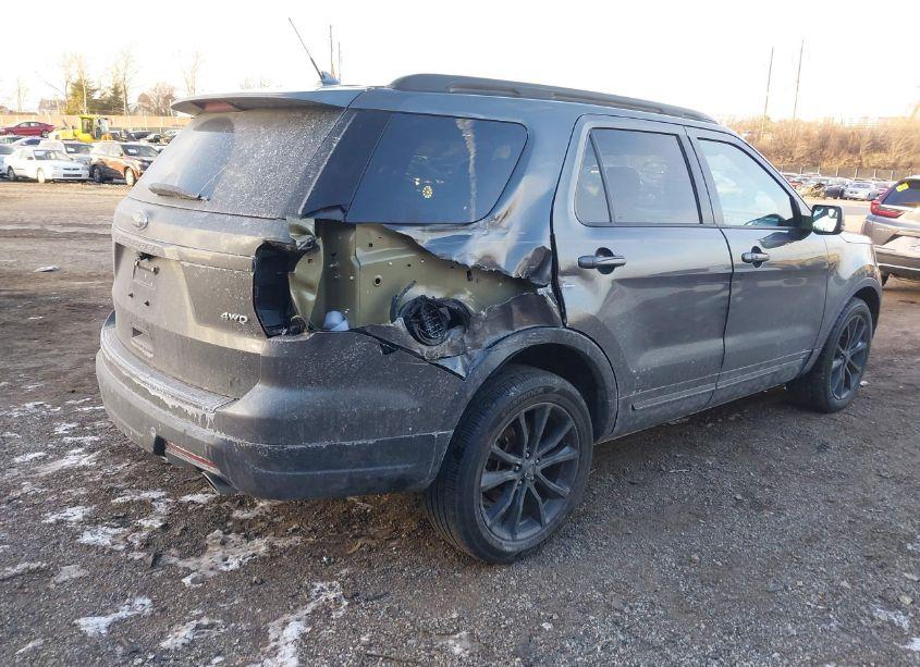 Photo 4 of 2018 Ford Explorer XLT (VIN 1FM5K8D86JGB37950)