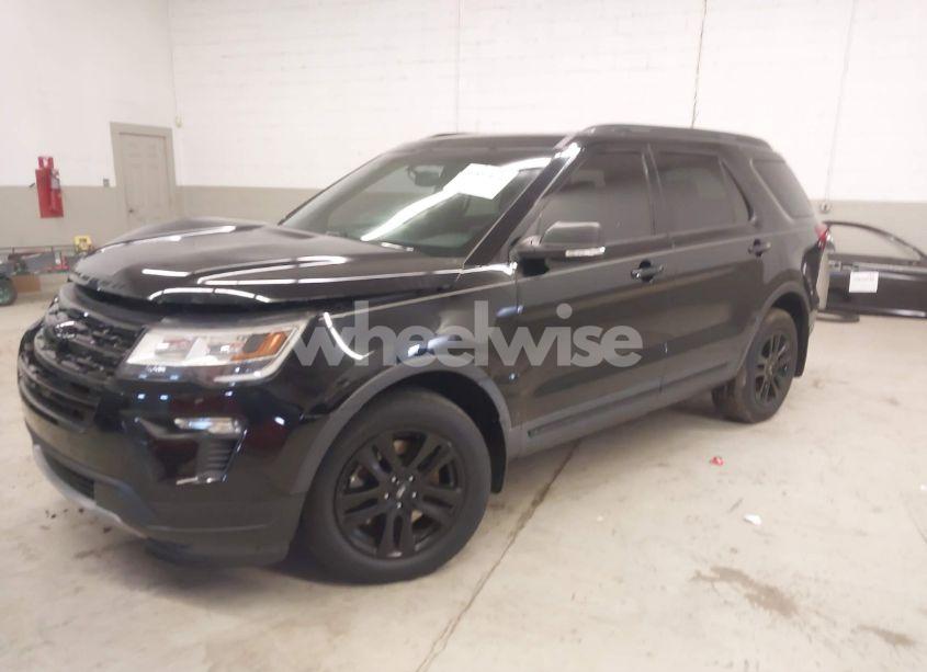 Photo 2 of 2019 Ford Explorer XLT (VIN 1FM5K8D86KGA35887)
