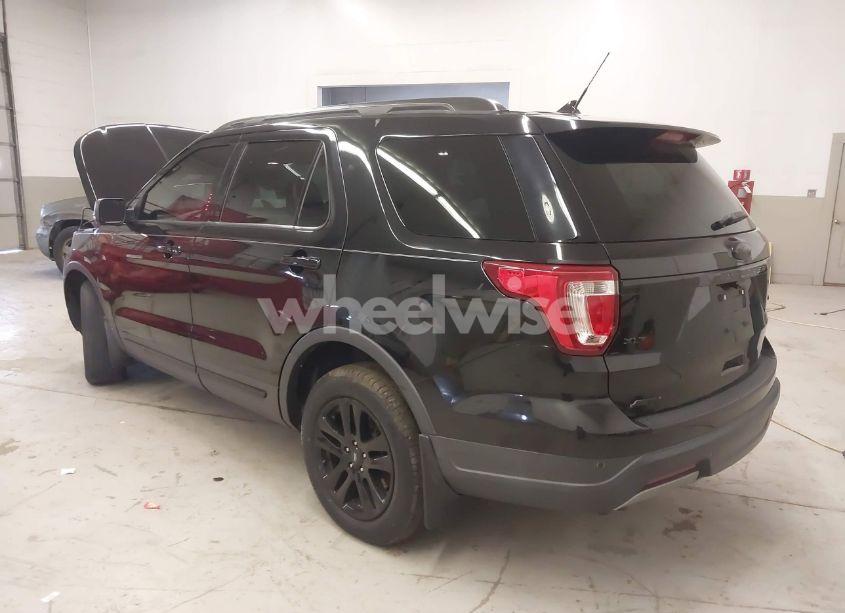 Photo 3 of 2019 Ford Explorer XLT (VIN 1FM5K8D86KGA35887)