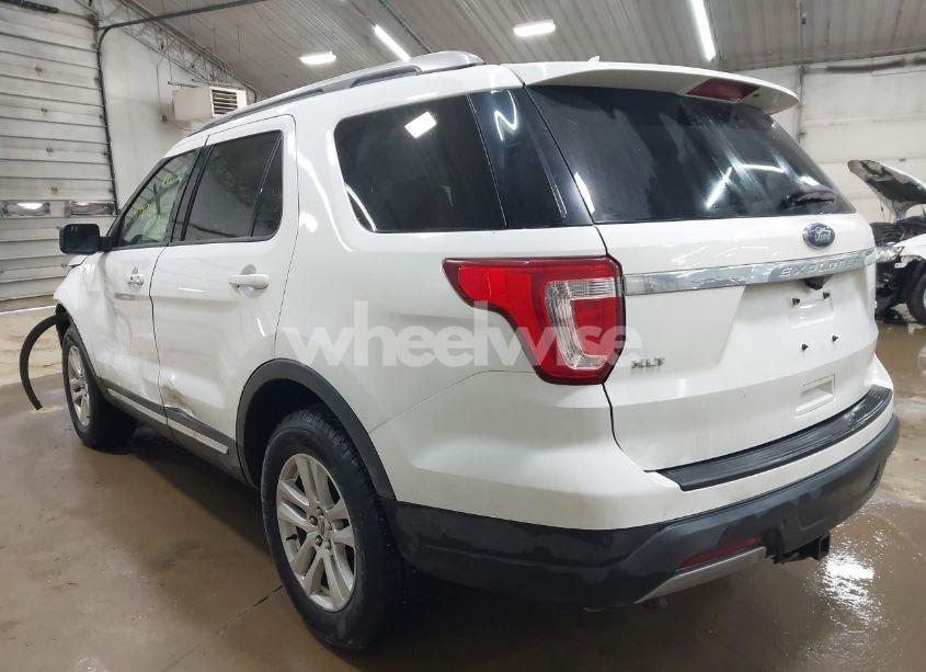 Photo 3 of 2019 Ford Explorer XLT (VIN 1FM5K8D86KGB46696)