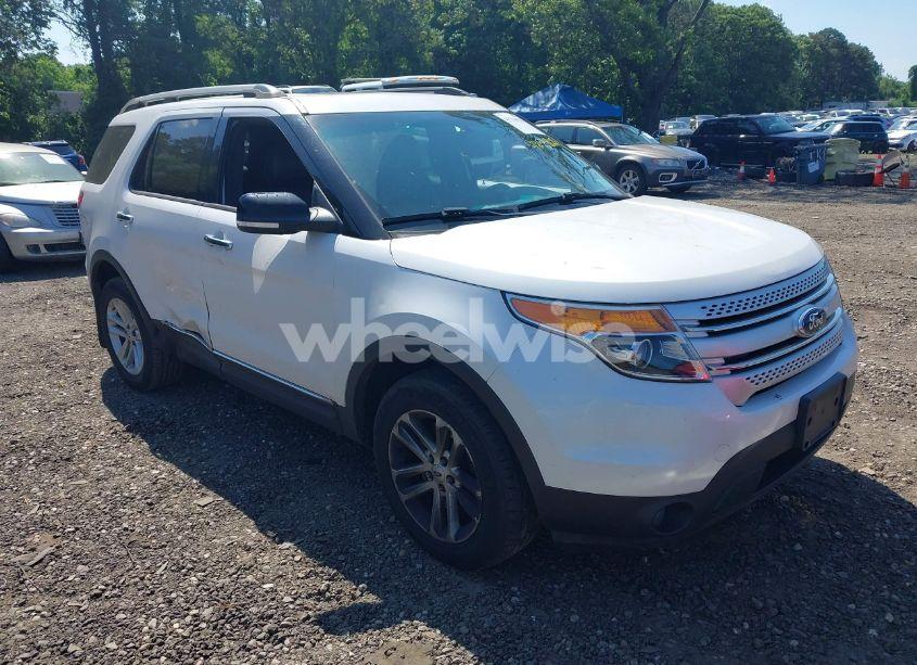 2015 Ford Explorer XLT (VIN 1FM5K8D87FGC32668) main photo