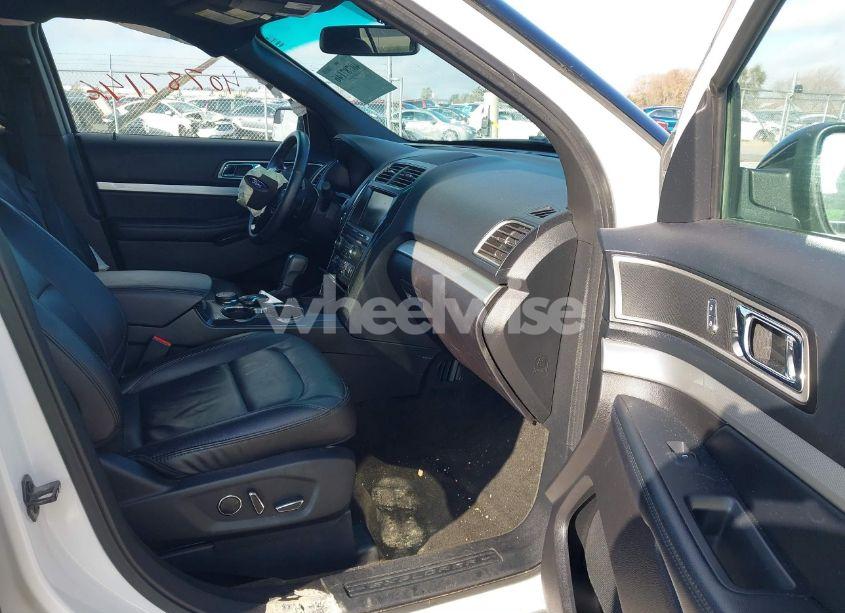 Photo 5 of 2016 Ford Explorer XLT (VIN 1FM5K8D87GGB34161)