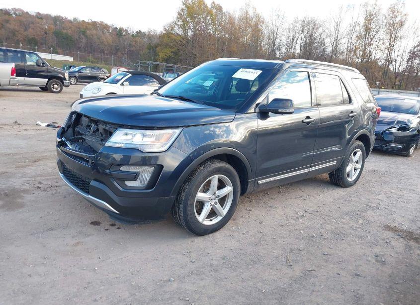 Photo 2 of 2017 Ford Explorer XLT (VIN 1FM5K8D87HGA84069)