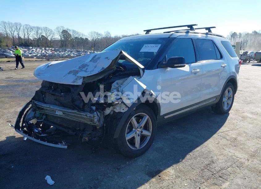 Photo 2 of 2017 Ford Explorer XLT (VIN 1FM5K8D87HGC50414)