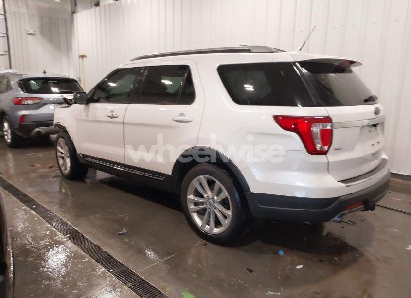 Photo 3 of 2018 Ford Explorer XLT (VIN 1FM5K8D87JGA25268)