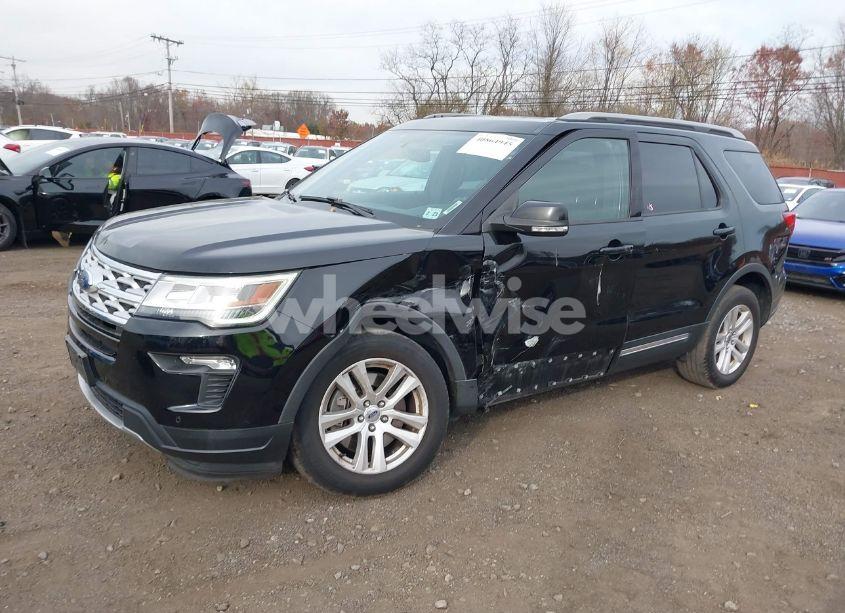 Photo 2 of 2018 Ford Explorer XLT (VIN 1FM5K8D87JGC02174)
